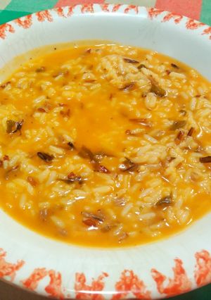 Una foto de Sopa de arroz de pescado y alga wakame