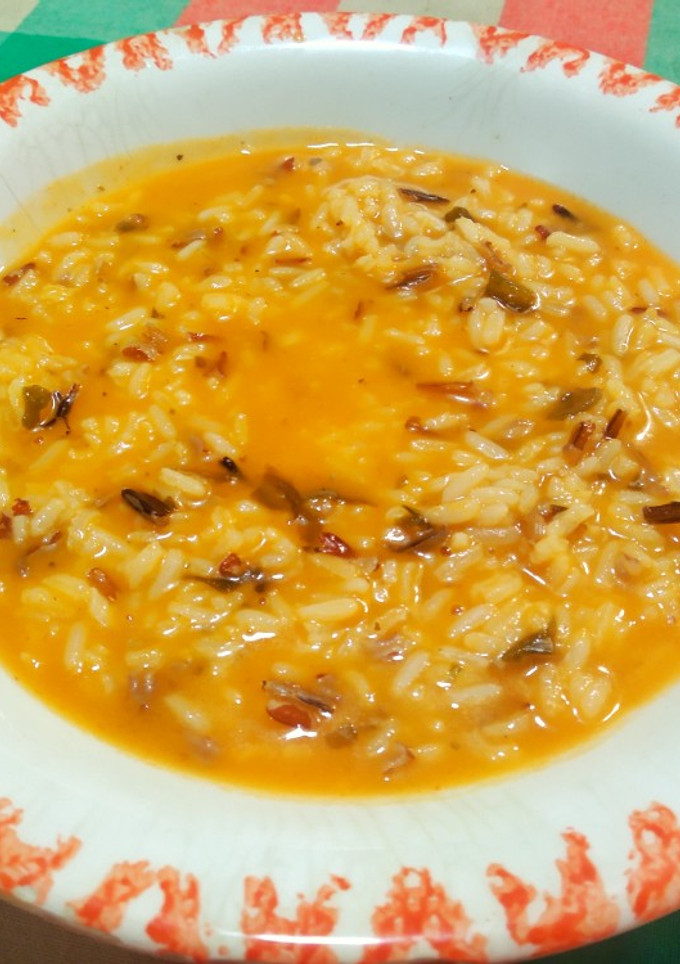 Una foto de Sopa de arroz de pescado y alga wakame