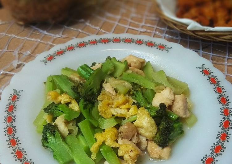 Resep Ca BaPut Brokoli Ayam Telur (Ca Bawang Putih disingkat BaPut 😉) Lezat