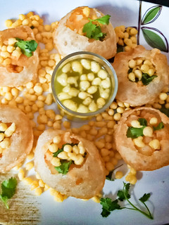 पानी पूरी (pani puri recipe in Hindi) रेसिपी मुख्य फोटो