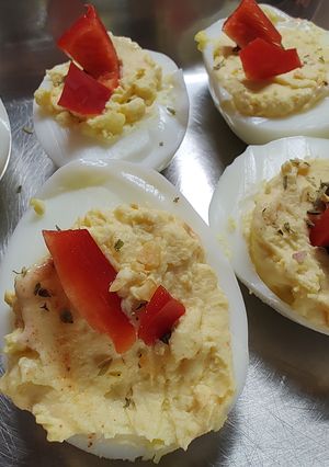 Una foto de Huevos rellenos picantes