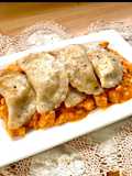 Ravioli al Grano Saraceno e Aquafaba ripieni di ceci e patate con Strogonoff di Pollo