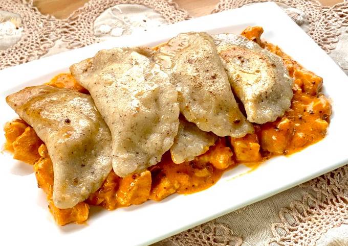 Ricetta Ravioli al Grano Saraceno e Aquafaba ripieni di ceci e patate con  Strogonoff di Pollo di Dolce per Amore - Cookpad