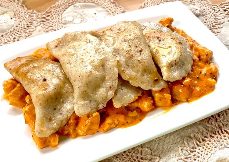 Ravioli al Grano Saraceno e Aquafaba ripieni di ceci e patate con Strogonoff di Pollo