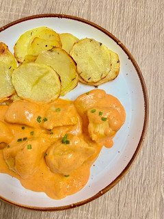 Una foto de Pollo con salsa de pimientos de piquillo y patatas hechas en airfryer