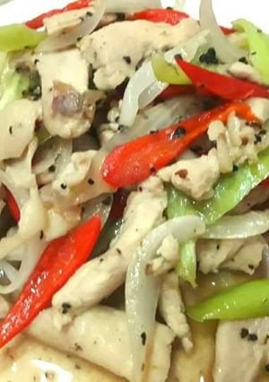 รูปของ ไก่ผัดพริกหยวก+พริกไทยดำ + ตาโต