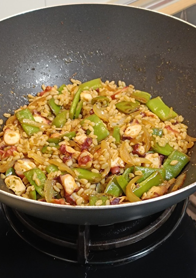Una foto de Wok de pulpo con trigo tierno