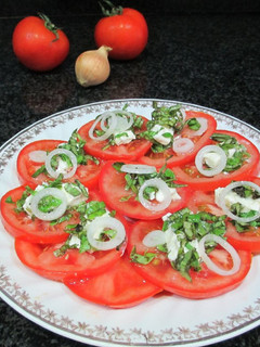 Una foto de Ensalada fresca de tomates, queso de cabra y albahaca
