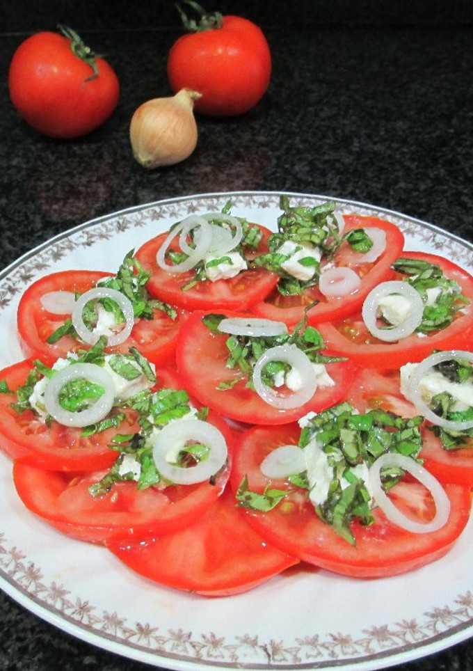 Una foto de Ensalada fresca de tomates, queso de cabra y albahaca