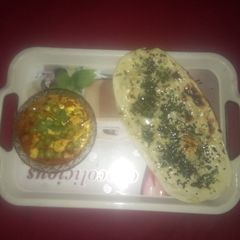 A picture of Matar Paneer with naan.