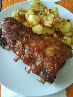 Una foto de Costillas de cerdo con patatas