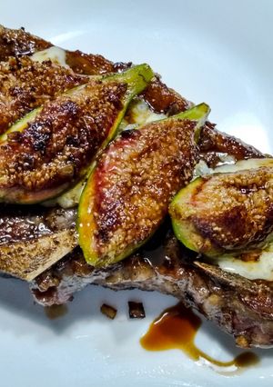 A picture of Steak with caramelized figs, blue cheese and balsamic.