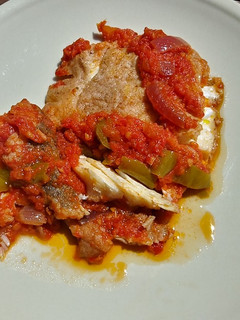 Una foto de Bacalao en salsa de tomate