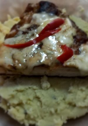 Una foto de Matambre de cerdo con puré de batatas con miel