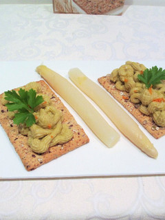 Una foto de Paté de alubias con cúrcuma fresca y aceitunas verdes-vegano