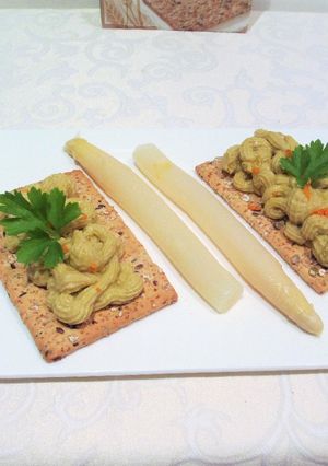 Una foto de Paté de alubias con cúrcuma fresca y aceitunas verdes-vegano