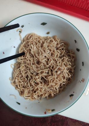 Hình của món Món mì trộn tự làm tại nhà.