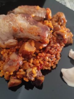 Una foto de Arroz a la Paella de Alitas de Pollo y Boletus con Mayonesa de Trufa