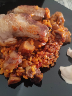 Una foto de Arroz a la Paella de Alitas de Pollo y Boletus con Mayonesa de Trufa