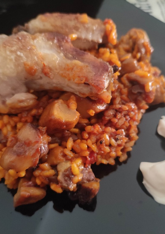 Una foto de Arroz a la Paella de Alitas de Pollo y Boletus con Mayonesa de Trufa