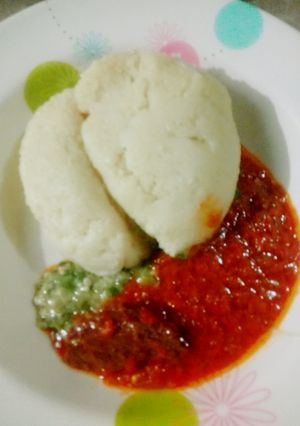 Tuwon cous-cous da miyar danyen kubewa d stew ainihin hoton girkin