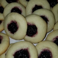 A picture of Thimble Cookie with Blueberry Preserve.