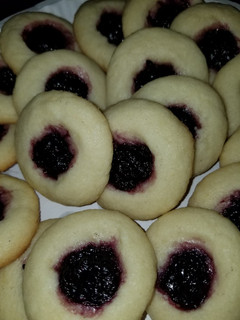 A picture of Thimble Cookie with Blueberry Preserve.