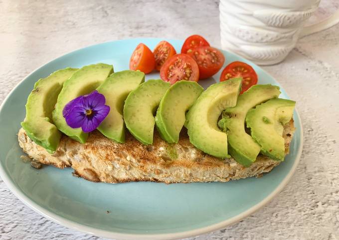 Avo on toast with fresh baby tomatoes and hot ginger tea ☕️