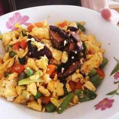 A picture of #625 jamur shitake scramble eggs mixed veggies.