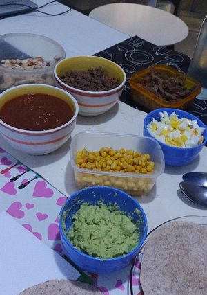 Una foto de Tacos de carne y de pollo
