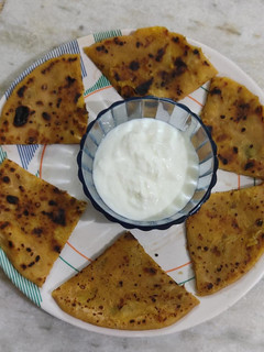 આલુ પરોઠા(Aloo Paratha Recipe In Gujarati) રેસીપી મુખ્ય ફોટો