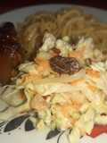 Ensalada de repollo con asado de chancho y tallarín aderezado
