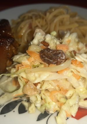 Una foto de Ensalada de repollo con asado de chancho y tallarín aderezado