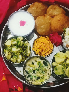 ફરાળી વ્રતની થાળી (Farali Vrat Thali Recipe In Gujarati) રેસીપી મુખ્ય ફોટો
