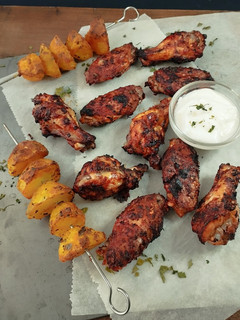 Una foto de Alitas en freidora de aire, con brochetas de patatas