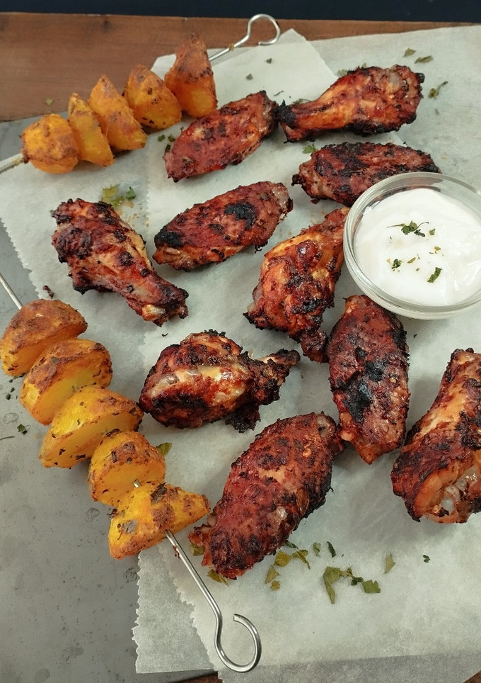 Una foto de Alitas en freidora de aire, con brochetas de patatas