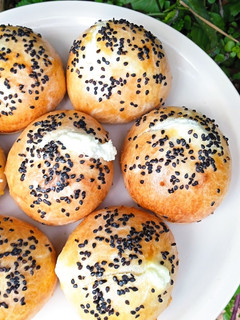 Una foto de Bollos rellenos de Queso crema 🥯