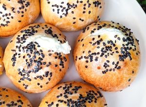 Una foto de Bollos rellenos de Queso crema 🥯