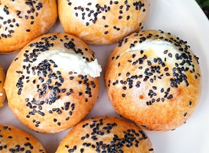 Una foto de Bollos rellenos de Queso crema 🥯
