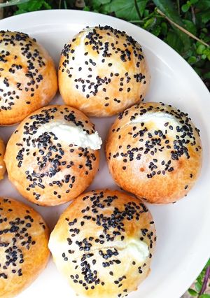 Una foto de Bollos rellenos de Queso crema 🥯