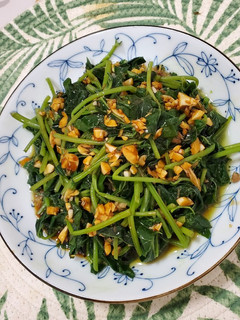 燙地瓜葉佐蒜末油蔥酥 的食譜成品照片