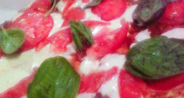 Pizza Casera Con Tomate ? Y Albahaca