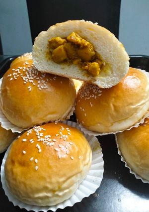 Hình của món Bánh mì nhân cari gà.