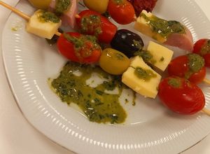 Una foto de Pinchos  de Tomate Cherry, Queso y Aceitunas