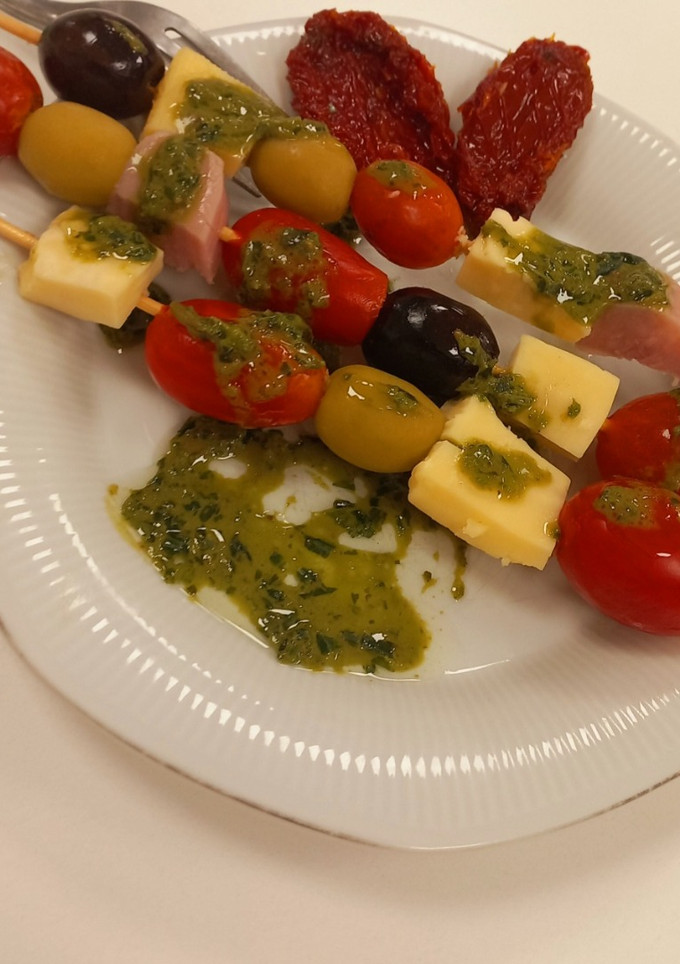 Una foto de Pinchos  de Tomate Cherry, Queso y Aceitunas