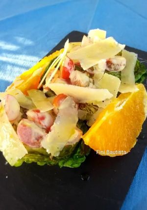 Una foto de Ensalada templada de cogollos de lechuga y parmesano