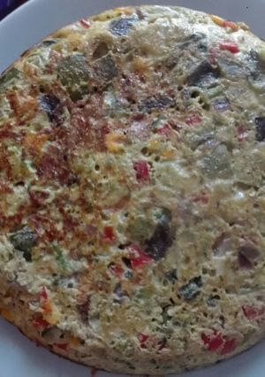 Una foto de Tortilla de zapallito, berenjena, brócoli