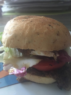 Una foto de Hamburguesa de azukis que convierte un miércoles en sábado