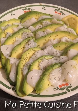 Une photo de Carpaccio de Saint-Jacques et avocat