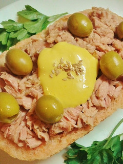 Una foto de Media tostada con atún y aceitunas